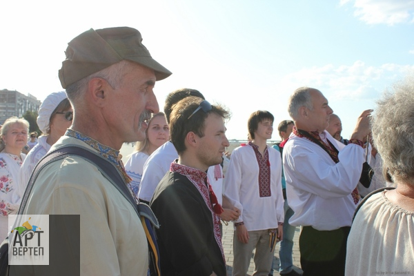 Хода "Вишиванковий Всесвіт" у Дніпропетровську (14.06.2013)