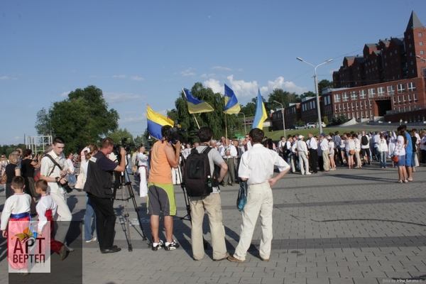 Хода "Вишиванковий Всесвіт" у Дніпропетровську (14.06.2013)