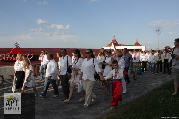 Хода "Вишиванковий Всесвіт" у Дніпропетровську (14.06.2013)