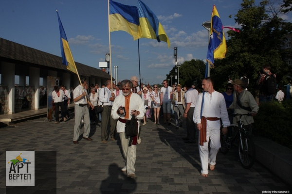 Хода "Вишиванковий Всесвіт" у Дніпропетровську (14.06.2013)