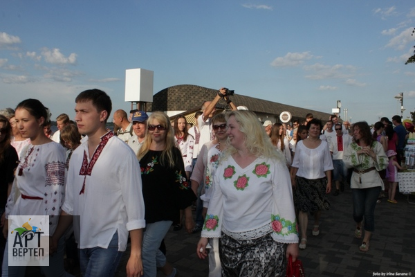 Хода "Вишиванковий Всесвіт" у Дніпропетровську (14.06.2013)