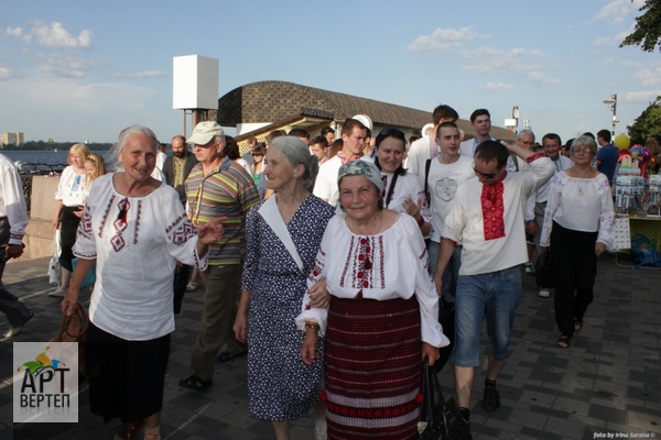 Хода "Вишиванковий Всесвіт" у Дніпропетровську (14.06.2013)