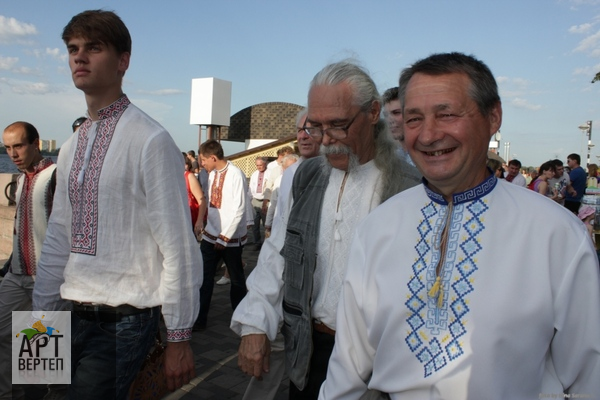 Хода "Вишиванковий Всесвіт" у Дніпропетровську (14.06.2013)