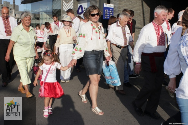 Хода "Вишиванковий Всесвіт" у Дніпропетровську (14.06.2013)