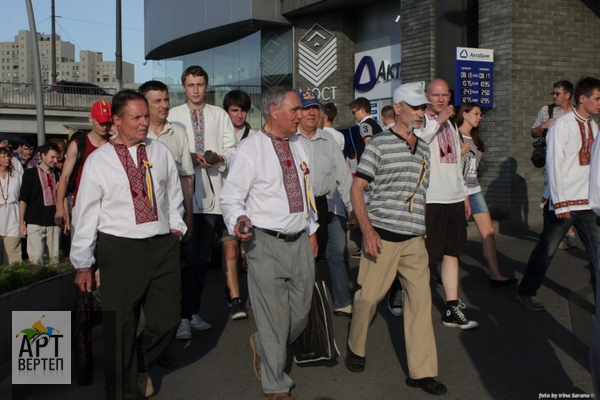 Хода "Вишиванковий Всесвіт" у Дніпропетровську (14.06.2013)