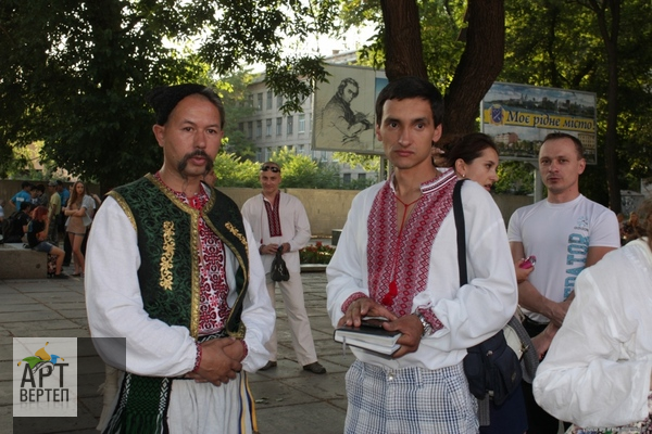 Хода "Вишиванковий Всесвіт" у Дніпропетровську (14.06.2013)