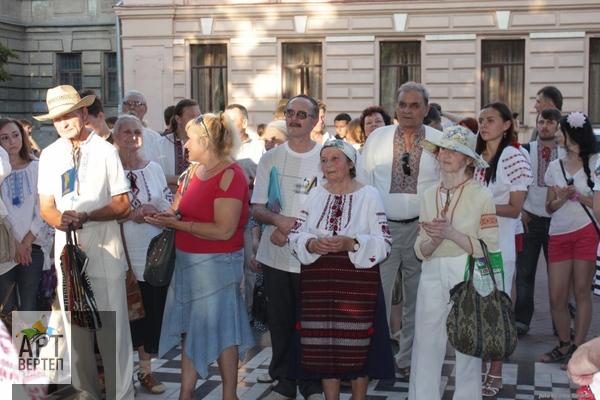 Хода "Вишиванковий Всесвіт" у Дніпропетровську (14.06.2013)