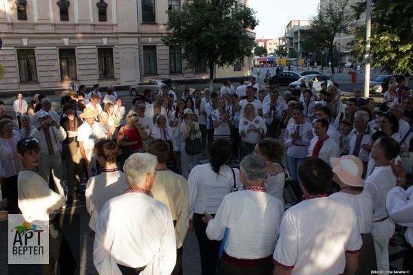 Хода "Вишиванковий Всесвіт" у Дніпропетровську (14.06.2013)