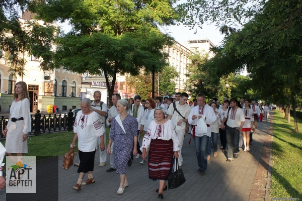 Хода "Вишиванковий Всесвіт" у Дніпропетровську (14.06.2013)