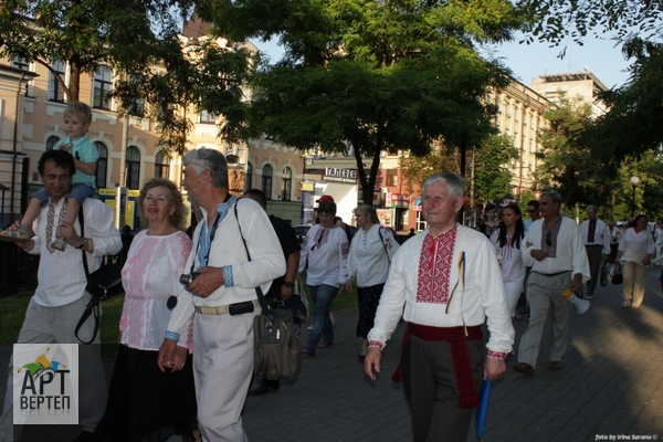 Хода "Вишиванковий Всесвіт" у Дніпропетровську (14.06.2013)