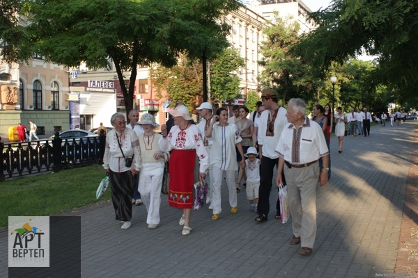 Хода "Вишиванковий Всесвіт" у Дніпропетровську (14.06.2013)