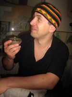 Аліна і Каріна Гаєві. Бекір в шапці